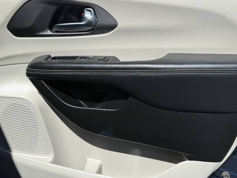 2023 Chrysler Pacifica Plug-In Hybrid Touring L