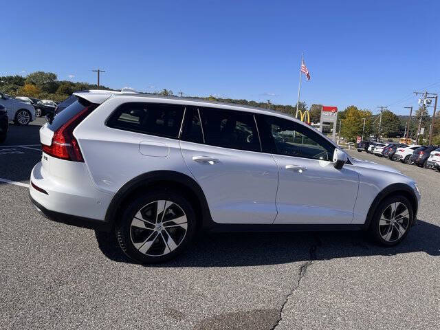 2024 Volvo V60 Cross Country B5 Plus