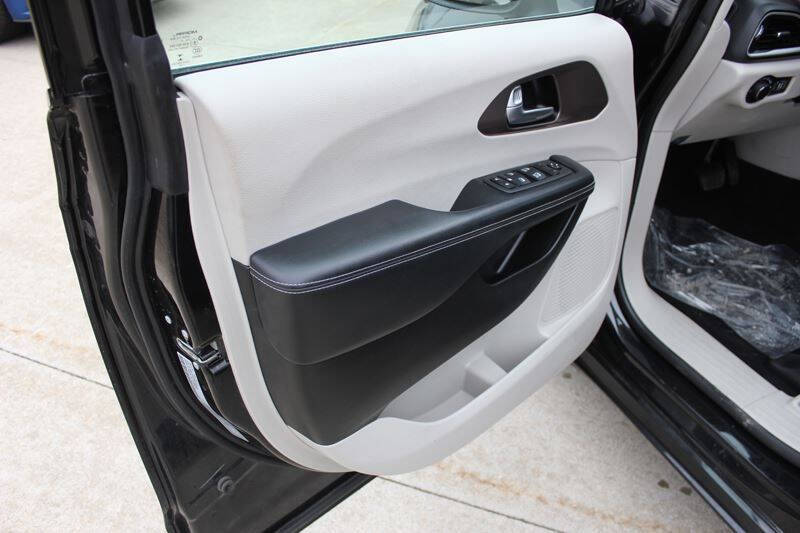 2022 Chrysler Voyager LX