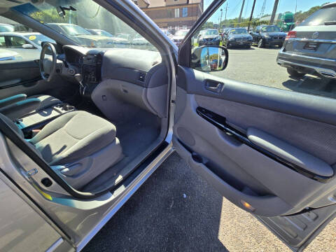 2004 Toyota Sienna LE 8 Passenger