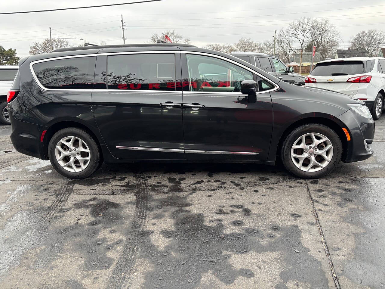 2017 Chrysler Pacifica for sale at Kars R Us in Dearborn Heights, MI