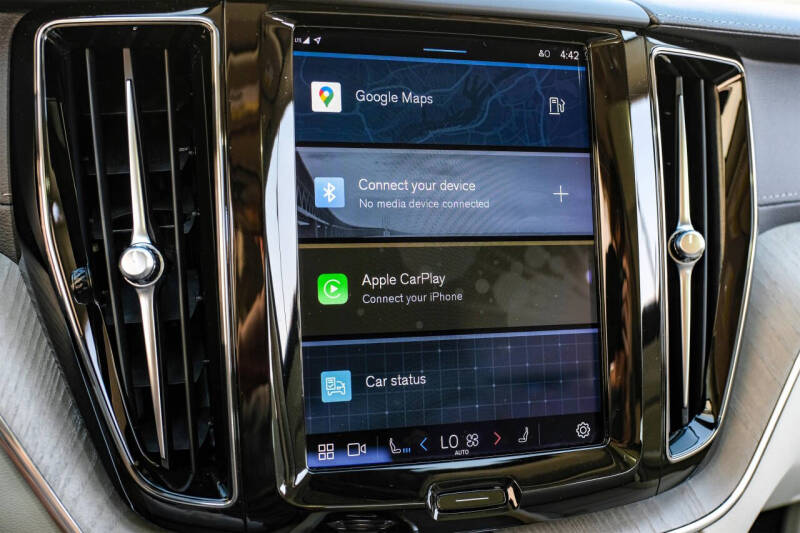 2023 Volvo XC60 B5 Ultimate Dark Theme