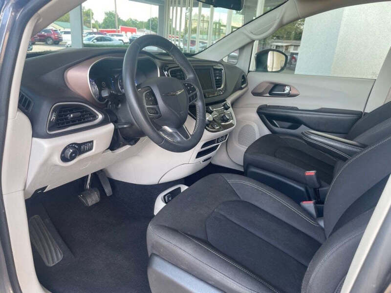 2022 Chrysler Voyager LX