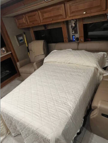 2017 Tiffin Phaeton 40AH