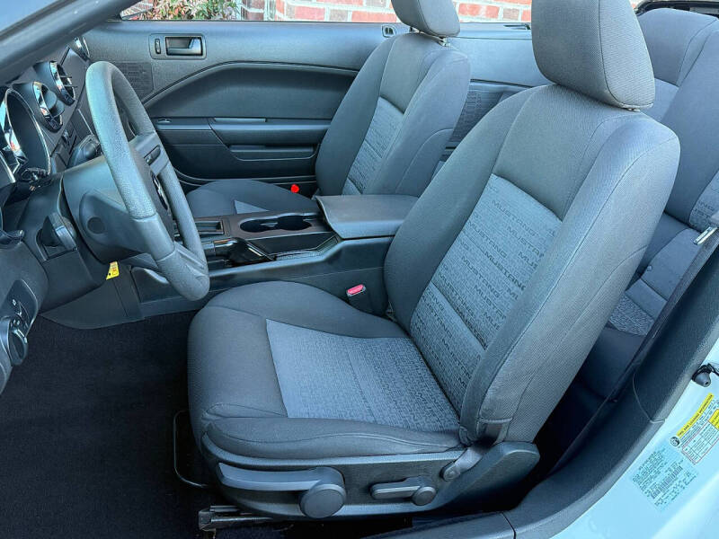 2006 Ford Mustang V6 Deluxe