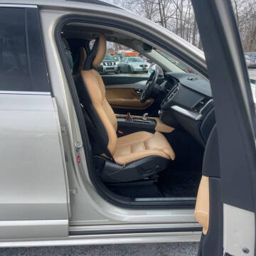 2016 Volvo XC90 T8 eAWD Momentum