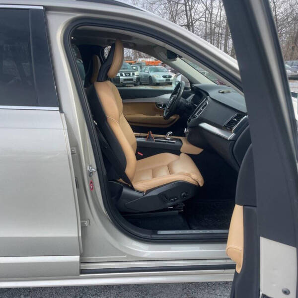 2016 Volvo XC90 T8 eAWD Momentum