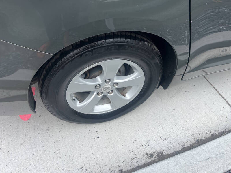 2011 Toyota Sienna LE 7-Passenger Auto Access Seat