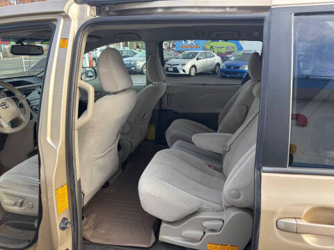 2011 Toyota Sienna LE 8-Passenger