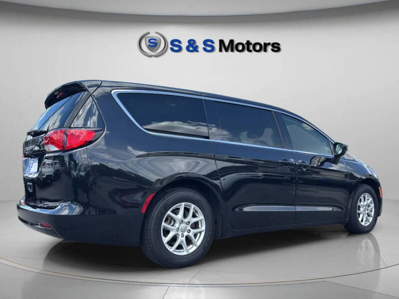 2020 Chrysler Voyager LX