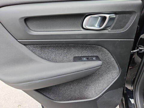 2022 Volvo XC40 T5 Momentum