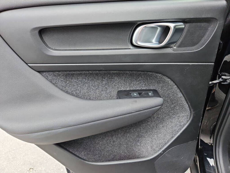 2022 Volvo XC40 T5 Momentum