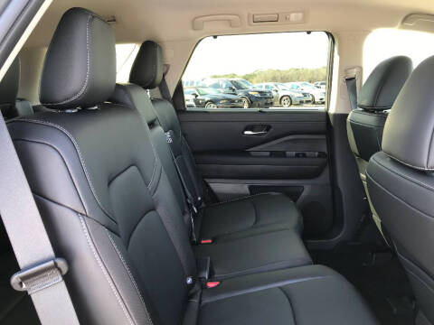 2025 Nissan Pathfinder SL