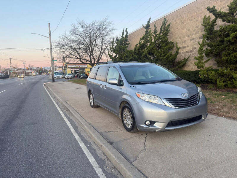 2013 Toyota Sienna XLE 8-Passenger