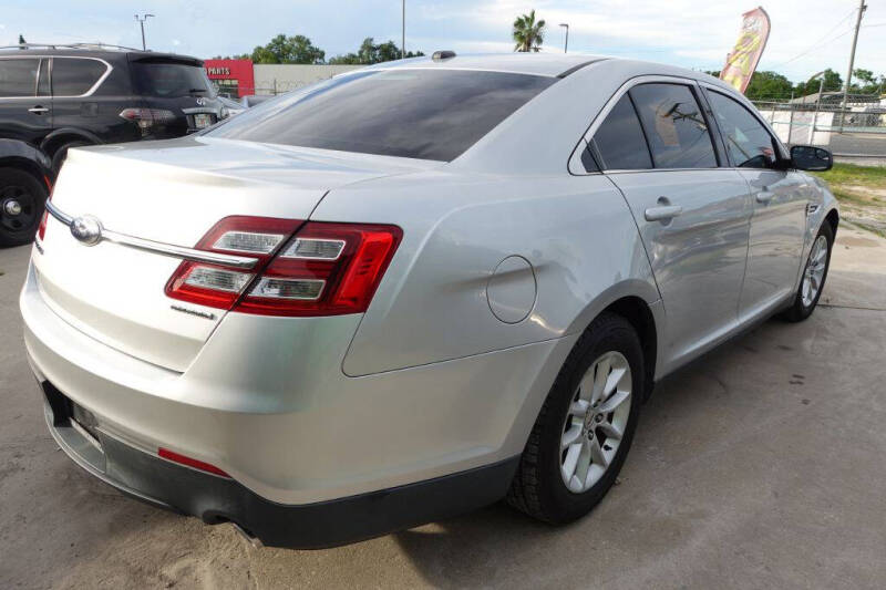 2013 Ford Taurus SE