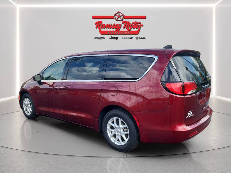 2023 Chrysler Voyager LX