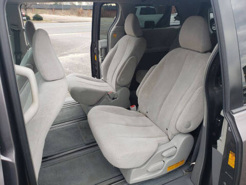 2013 Toyota Sienna LE 7-Passenger