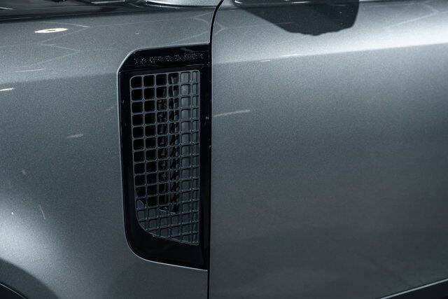 2022 Land Rover Defender 110 SE