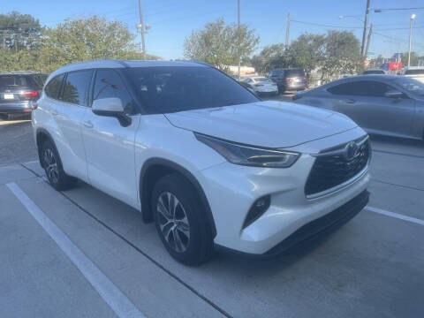 2021 Toyota Highlander for sale at JOE BULLARD USED CARS in Mobile AL