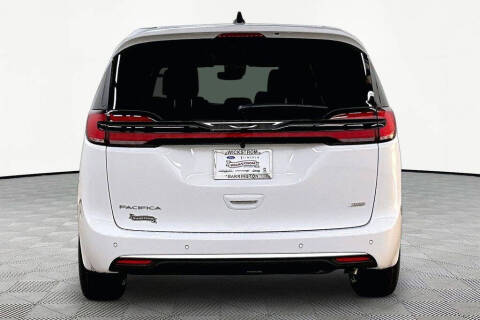 2027 Chrysler Pacifica Select