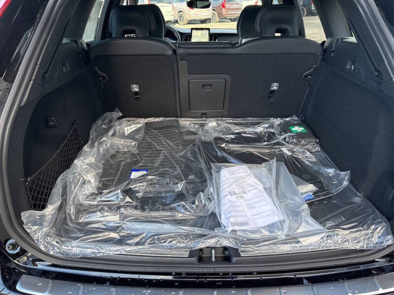 2026 Volvo XC60 B5 Ultra Black Edition