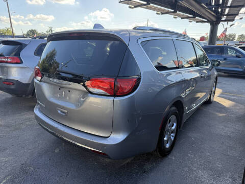 2017 Chrysler Pacifica Touring-L Plus