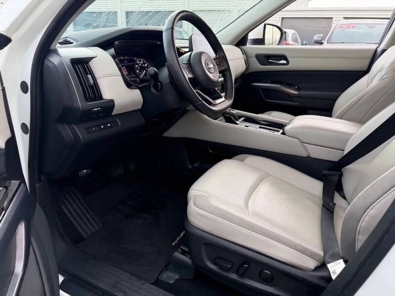 2024 Nissan Pathfinder SL