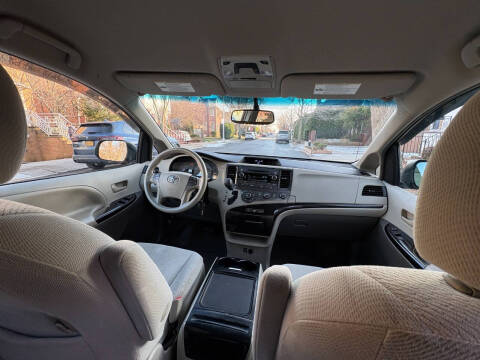 2012 Toyota Sienna LE 8-Passenger