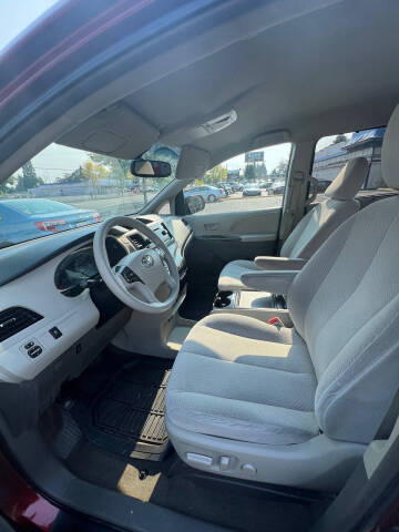 2013 Toyota Sienna LE 8-Passenger