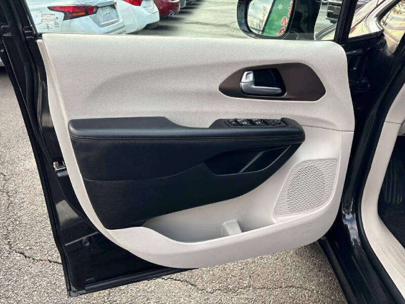 2017 Chrysler Pacifica Touring-L Plus