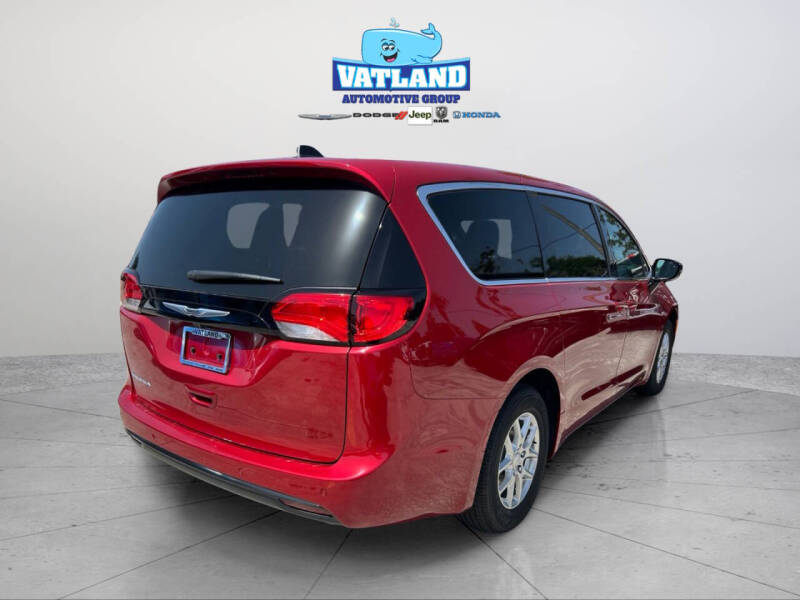 2027 Chrysler Pacifica LX