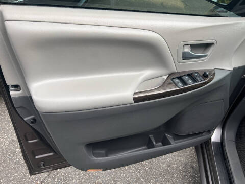 2017 Toyota Sienna XLE 7-Passenger Auto Access Seat