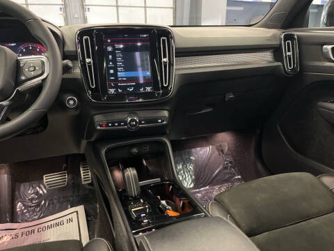 2022 Volvo XC40 T5 R-Design