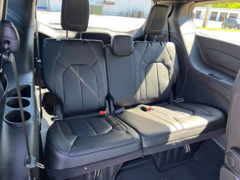 2027 Chrysler Pacifica Select