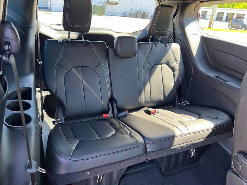 2027 Chrysler Pacifica Select