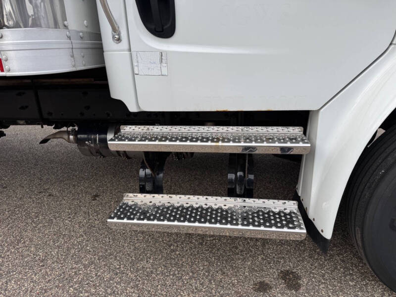 2018 Freightliner M2 106