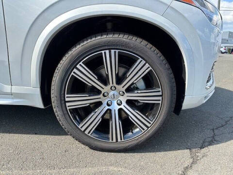 2025 Volvo XC90 T8 Core Bright Theme