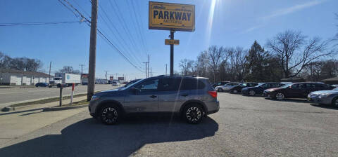 2019 Nissan Pathfinder for sale at Parkway Motors in Springfield IL