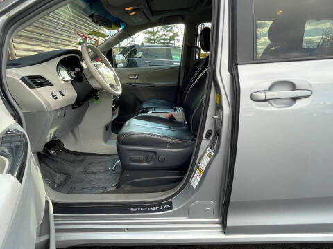 2011 Toyota Sienna SE 8-Passenger