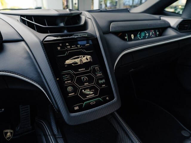 2024 Lamborghini Revuelto