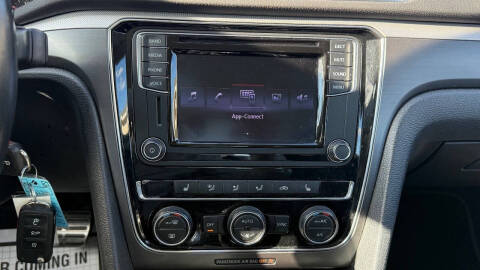 2017 Volkswagen Passat 1.8T R-Line