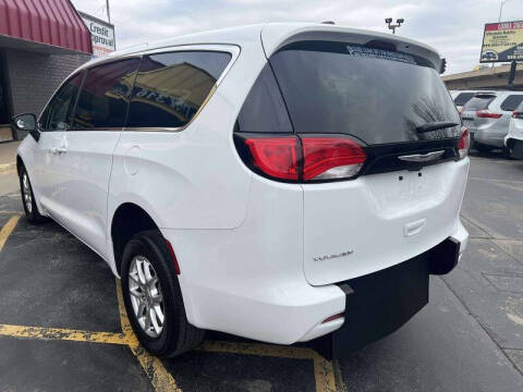2024 Chrysler Voyager LX