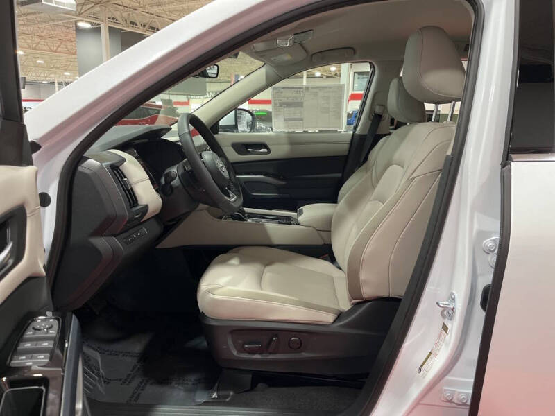 2025 Nissan Pathfinder SL