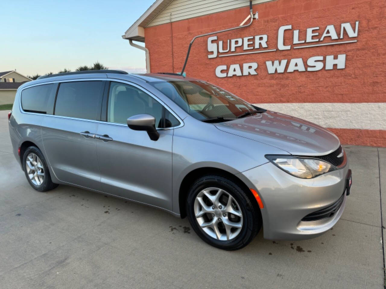 2018 Chrysler Pacifica for sale at Illinois Auto Wholesalers in Tolono, IL