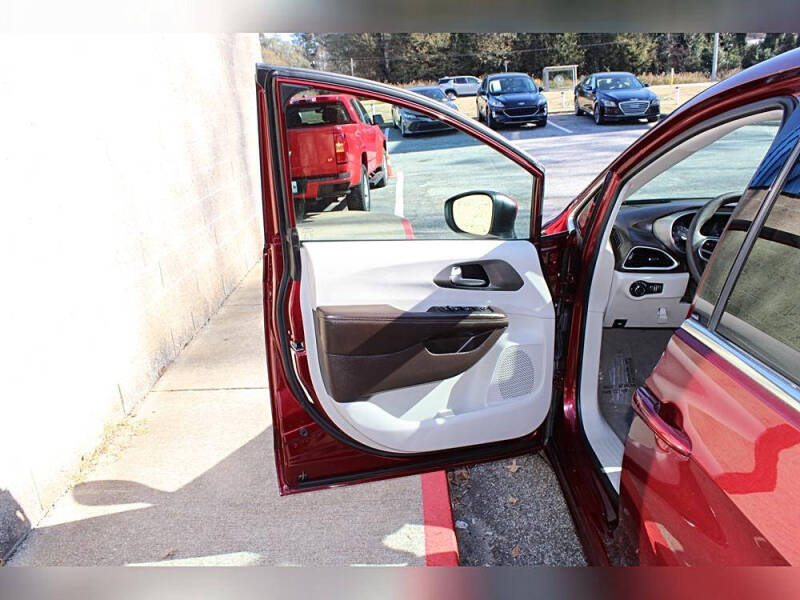 2021 Chrysler Voyager LX