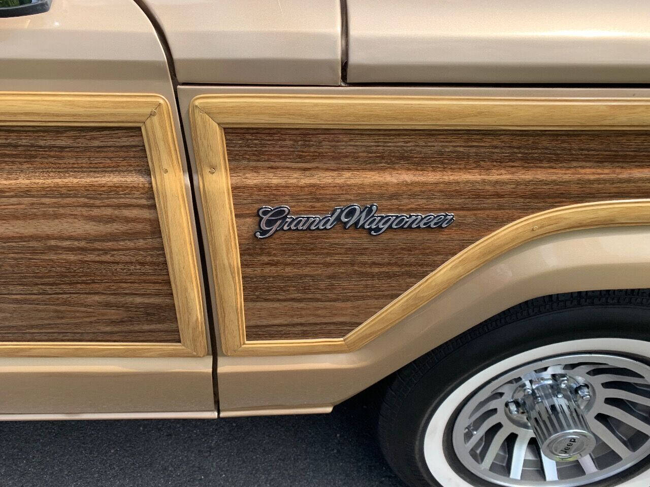 1989 Jeep Grand Wagoneer 10