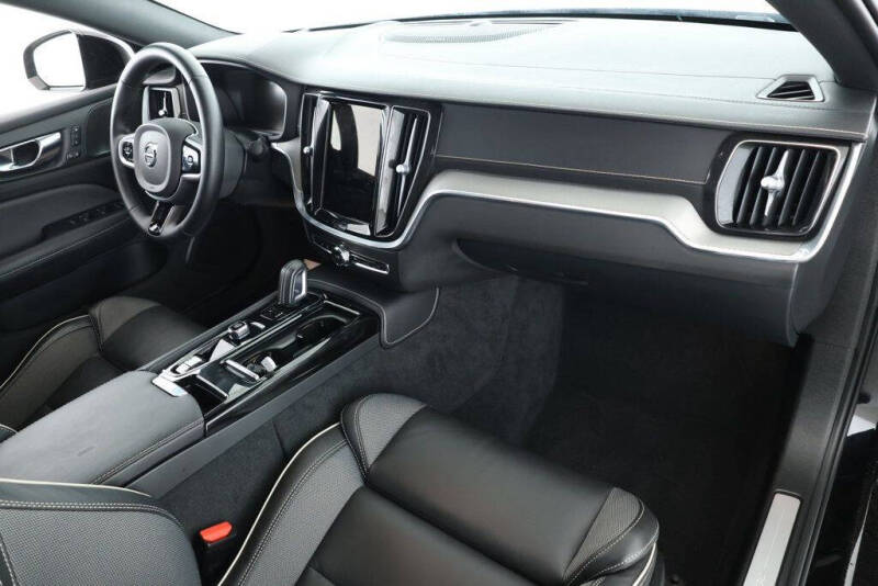 2022 Volvo S60 Recharge T8 R-Design Black Edition