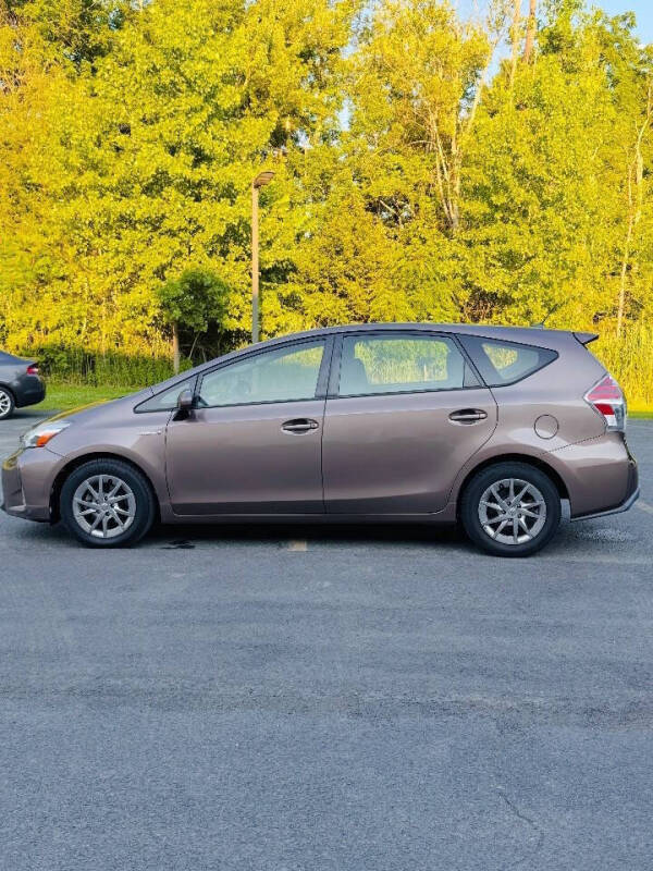2015 Toyota Prius v Four