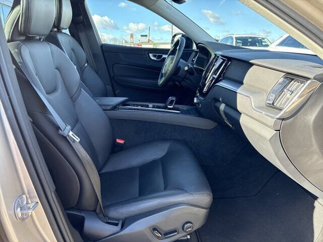 2025 Volvo XC60 B5 Core Dark Theme