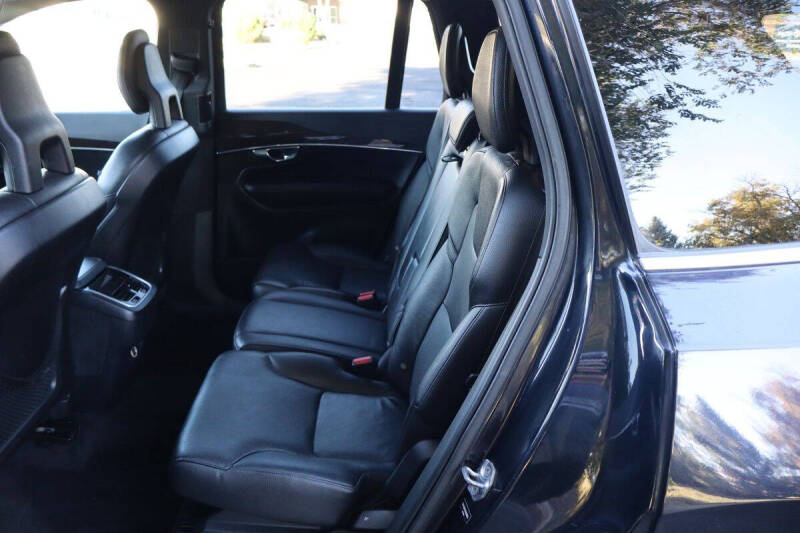 2016 Volvo XC90 T6 Momentum